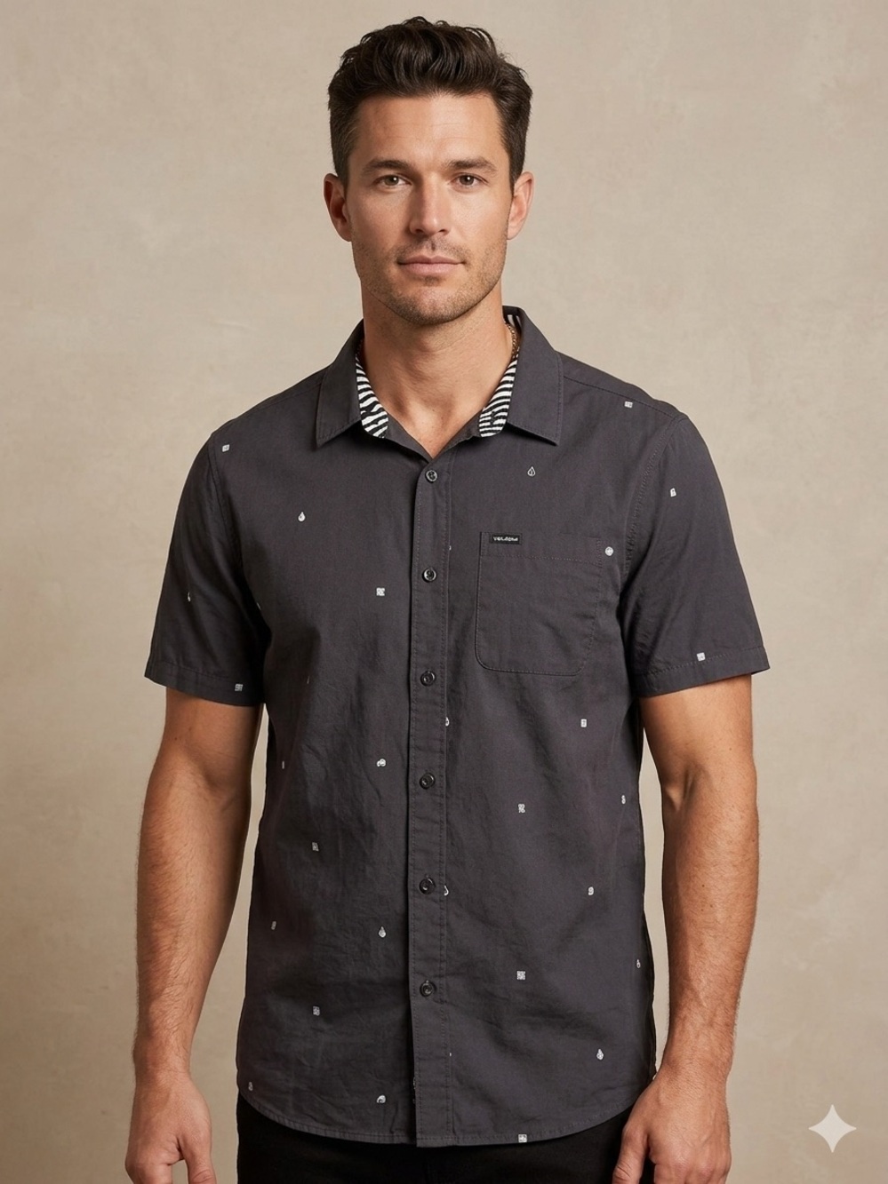 Volcom Men's Large Modern Fit Wavy
Line Abstract Short Sleeve Shirt. EUC